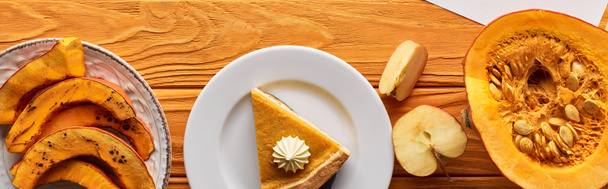 вид сверху на тыквенный пирог с яблоками на деревянном столе, панорамный снимок
 - Фото, изображение