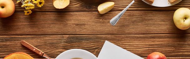 コピースペース、パノラマショットと木製の素朴なテーブル上のリンゴのトップビュー - 写真・画像