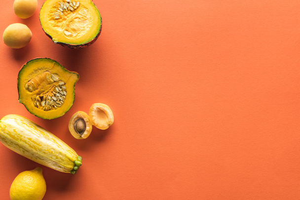 vista superior de frutas y verduras amarillas sobre fondo naranja con espacio para copiar
 - Foto, imagen