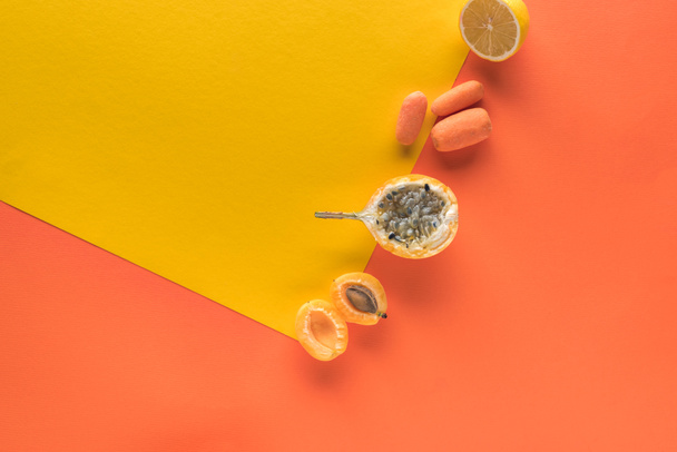 Sarı ve turuncu arka planda lezzetli meyve ve sebzelerin fotokopi alanı ile üst görüntüsü - Fotoğraf, Görsel