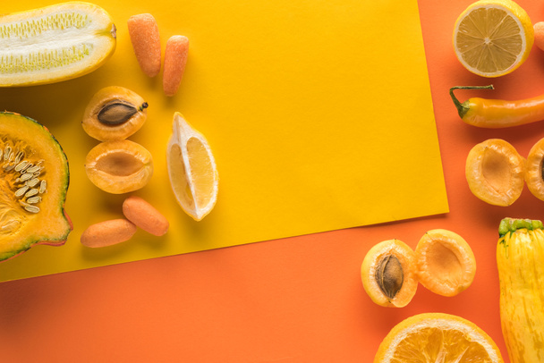πάνω όψη φρέσκων φρούτων και λαχανικών σε κίτρινο και πορτοκαλί φόντο με χώρο αντιγραφής - Φωτογραφία, εικόνα