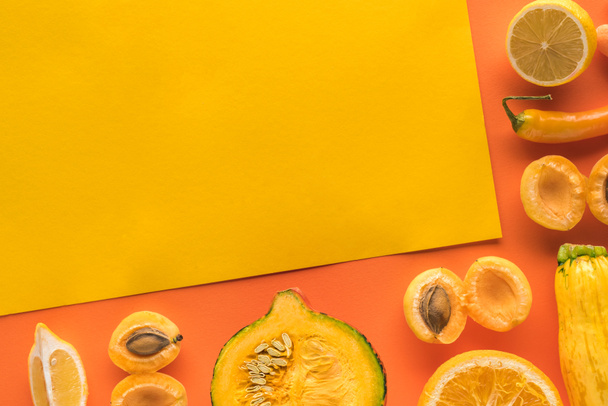 vrchní pohled na čerstvé ovoce a zeleninu na žlutém a oranžovém pozadí s kopírovacím prostorem - Fotografie, Obrázek