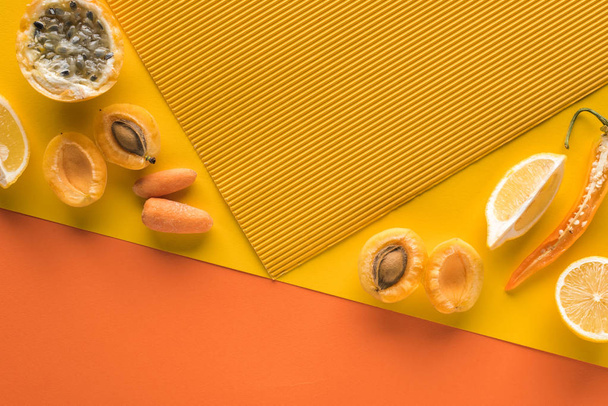 верхний вид свежих фруктов и овощей на желтом и оранжевом фоне с копировальным пространством
 - Фото, изображение