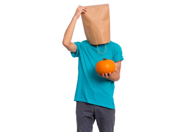 Jongen met papieren zak over hoofd - Foto, afbeelding