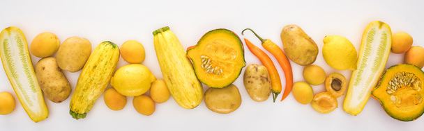 vista superior de frutas y verduras amarillas sobre fondo blanco con espacio para copiar, plano panorámico
 - Foto, imagen