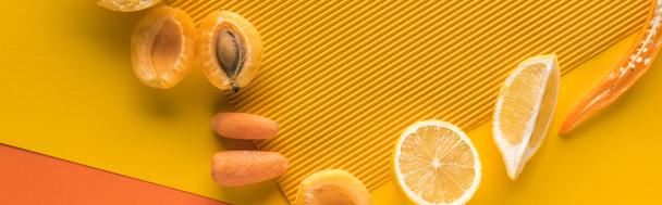 вид сверху на желтые фрукты и овощи на оранжевом фоне с копировальным пространством, панорамный снимок
 - Фото, изображение