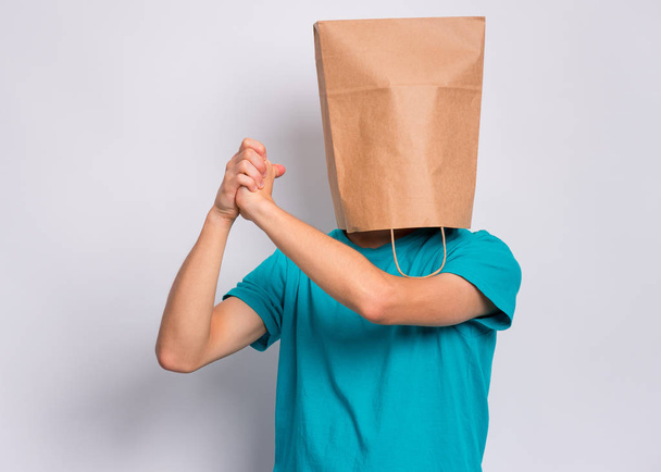Мальчик с бумажным пакетом на голове - Фото, изображение