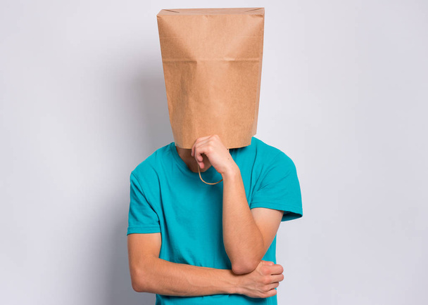 Αγόρι με χάρτινη σακούλα στο κεφάλι - Φωτογραφία, εικόνα