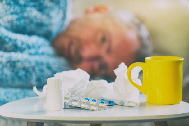 Homme mûr souffrant de grippe ou de froid
 - Photo, image