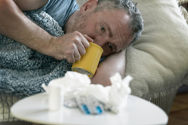 Homem maduro que sofre de gripe ou frio
 - Foto, Imagem