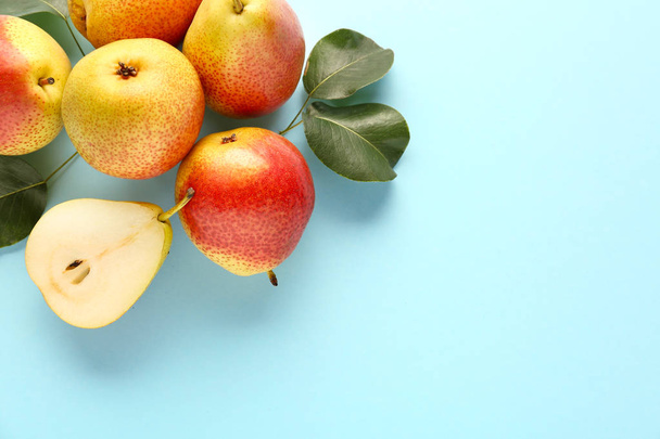 Sweet ripe pears on color background - Foto, Imagem