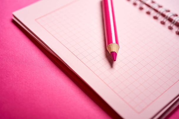 Close-up van open notebook en potlood op wazig Bureau - Foto, afbeelding
