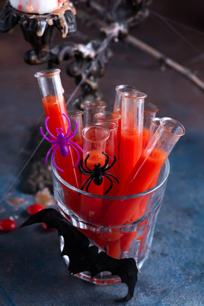 Verinen cocktail lasiputkissa Halloween-juhlia varten. Musta kivi tausta - Valokuva, kuva