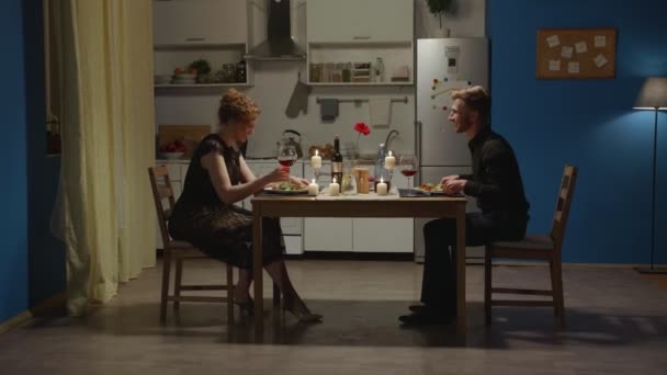 Husband and wife have a romantic dinner. - Záběry, video