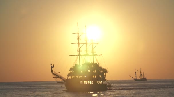 altes Piratenschiff auf hoher See bei Sonnenuntergang - Filmmaterial, Video