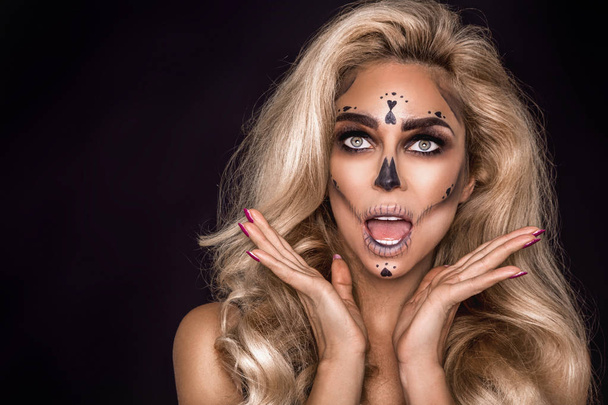 Bruja sexy con esqueleto de Halloween conforman - Imagen
 - Foto, imagen