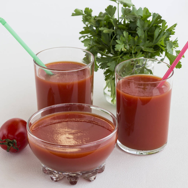 Tomato juice, tomato, a bunch of green parsley on a white background - Foto, immagini