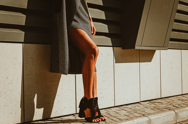 Krásné ženské nohy v botách s vysokými podpatky. Pouliční styl, h - Fotografie, Obrázek