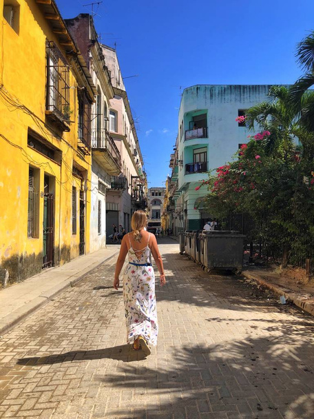 a girl in a dress from the back walks the streets of Havana - Foto, Imagen