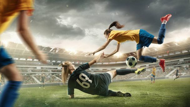 Жіночий футбол або футболісти штовхають м'яч на стадіоні
 - Фото, зображення