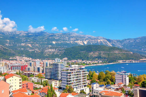 Blick auf die Stadt Budva in Montenegro - Foto, Bild