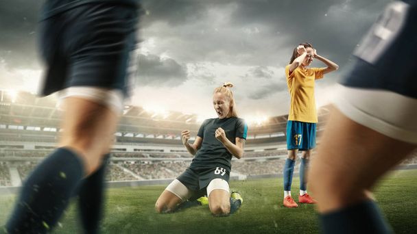 Жіночий футбол або футболісти штовхають м'яч на стадіоні
 - Фото, зображення
