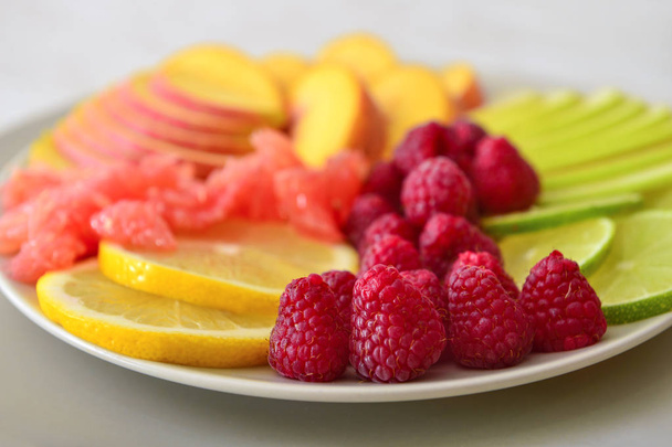 Fruits frais savoureux sur assiette, gros plan
 - Photo, image