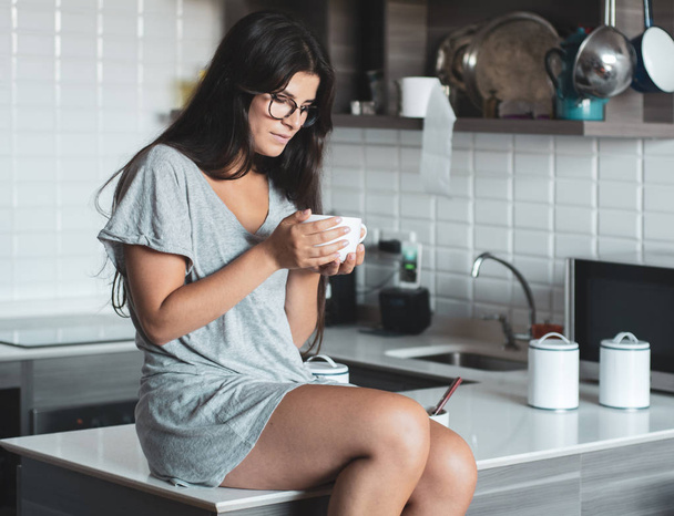 young woman drinking coffee at home - Foto, Imagem