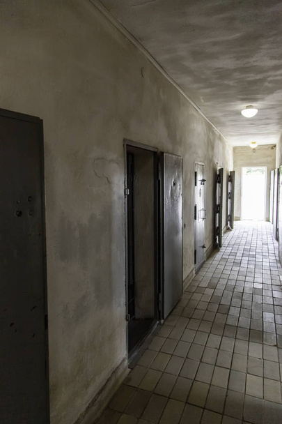 Antigua cárcel con celdas
 - Foto, imagen
