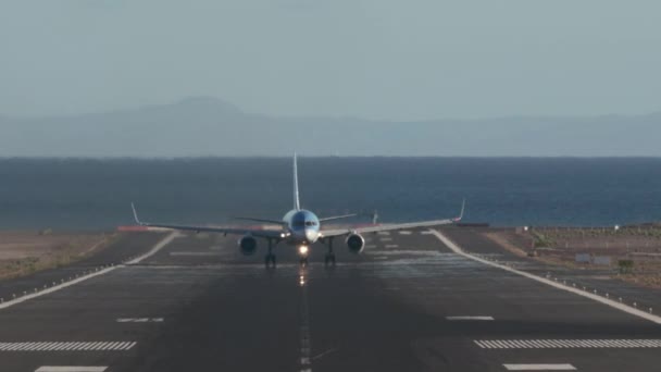 Vliegtuig opstijgen vanaf het eiland - Video