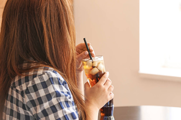Vrouw drinken koude Cola in café - Foto, afbeelding
