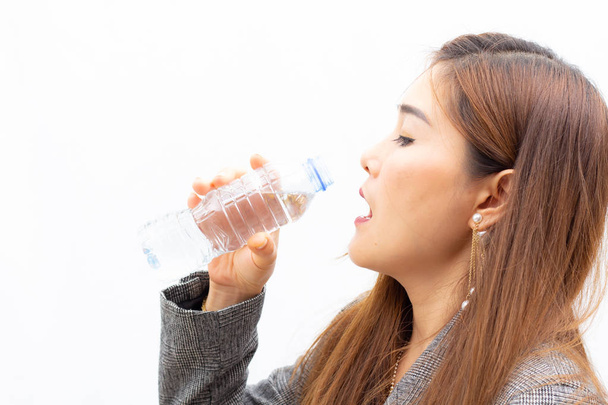 Aranyos egy üzleti nőt ivóvíz formában palackot fehér háttérben - Fotó, kép