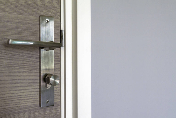 weiße Tür mit silbernem Griff - Foto, Bild