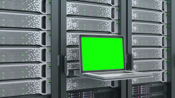 Přenosný počítač v místnosti serveru se zelenou obrazovkou - Záběry, video