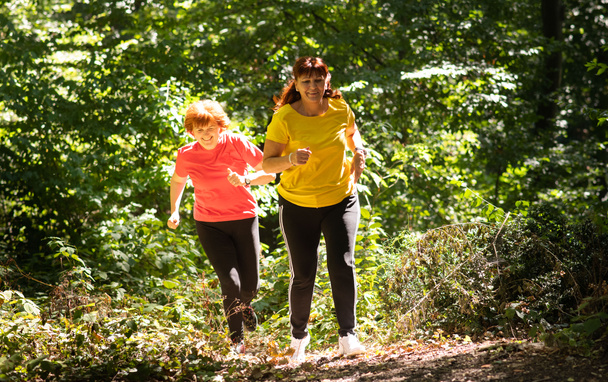 Dos mujeres de mediana edad corriendo
  - Foto, Imagen