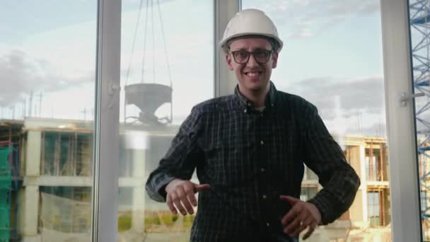 Engineer dancing in a funny way. - Materiał filmowy, wideo