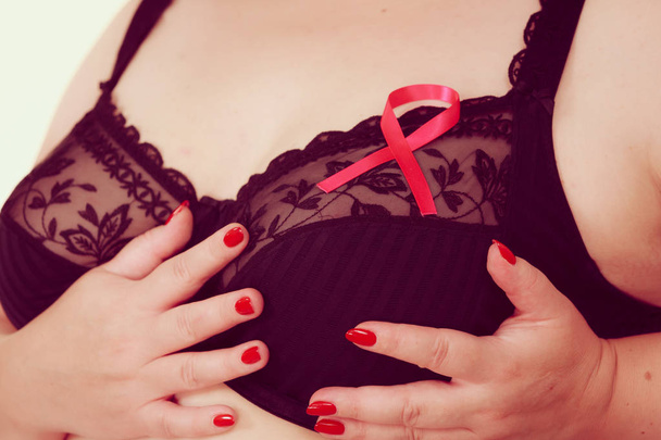 Nainen rintaliivit, vaaleanpunainen syöpä nauha
 - Valokuva, kuva