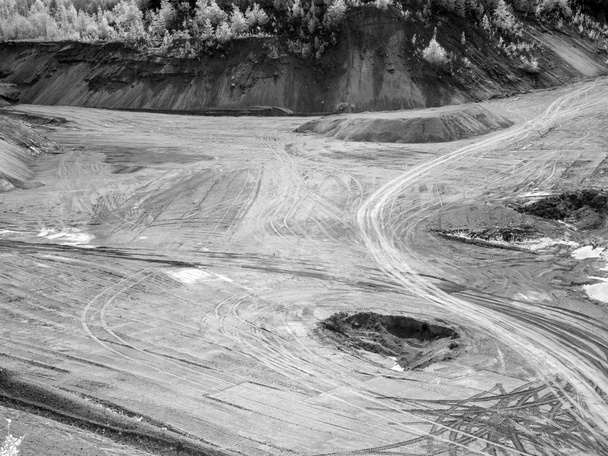 photographie infrarouge sur une carrière de sable, photo prise avec un appareil photo infrarouge spécialement modifié, Lettonie
 - Photo, image