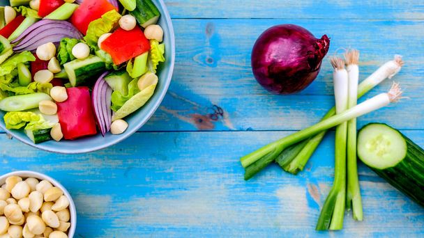 Egészséges vegetáriánus vagy vegán makadámia dió saláta - Fotó, kép