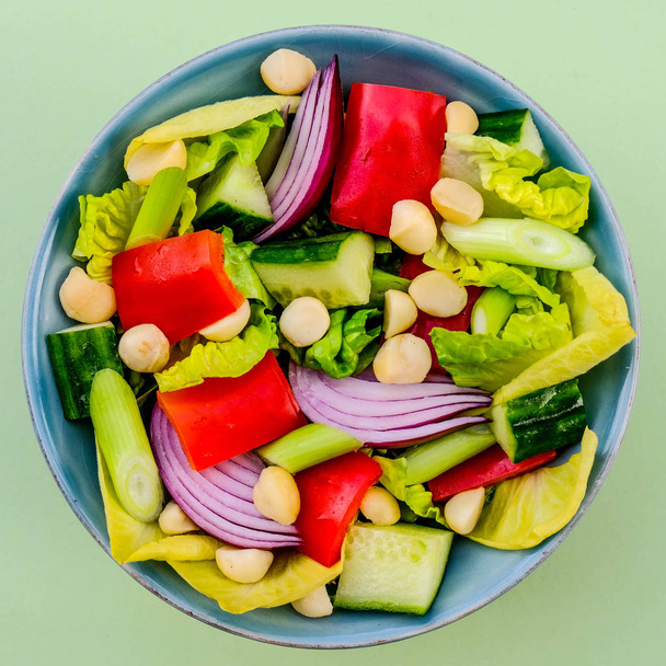 Egészséges vegetáriánus vagy vegán makadámia dió saláta - Fotó, kép