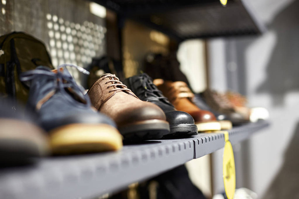 Men's shoes on a shelf in a store - Fotoğraf, Görsel