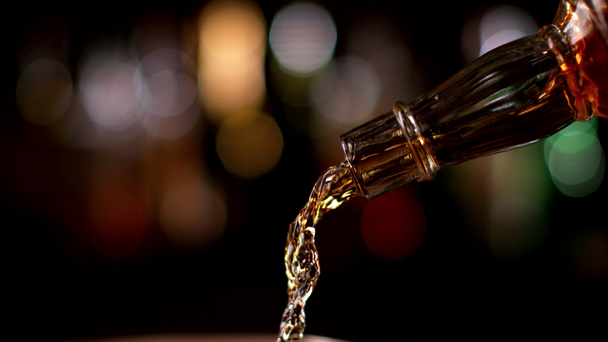Detail des Ausgießens von Whisky aus der Flasche, Super-Zeitlupe. Gefilmt mit High-Speed-Kinokamera, 1000fps - Filmmaterial, Video
