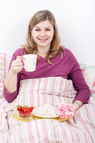 Happy woman enjoying breakfast in bed - Foto, Imagem
