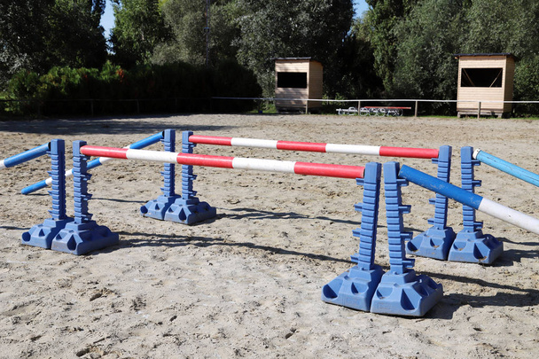 Différents obstacles colorés pour la formation équestre
 - Photo, image