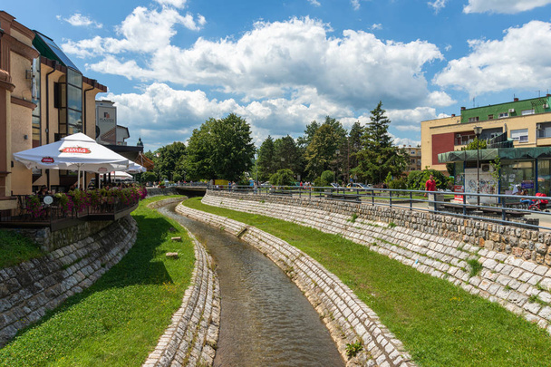 ロズニカ、セルビア - 2019年7月11日:ロズニカは、西セルビアのマクバ地区に位置する都市です。ロズニカの中心部にあるティラ川.  - 写真・画像