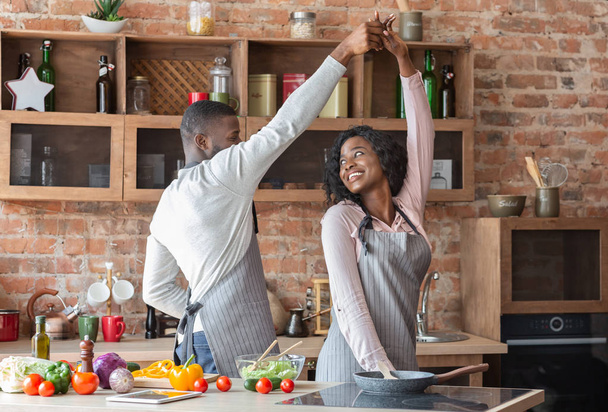 Afro americano pareja en amor bailando en cocina
 - Foto, imagen