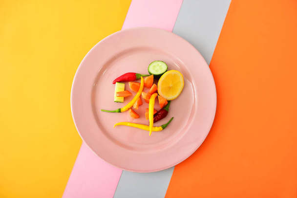 Talíř s chutným salátem na barevném pozadí - Fotografie, Obrázek