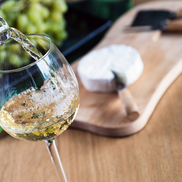Primer plano de verter vino blanco en el restaurante
 - Foto, imagen