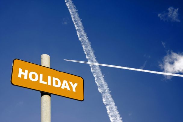Señal de vacaciones con rastros de jet en un cielo azul oscuro
 - Foto, Imagen