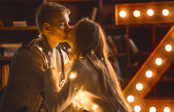 casal apaixonado em um quarto acolhedor com uma grande lâmpada na forma de um
 - Foto, Imagem